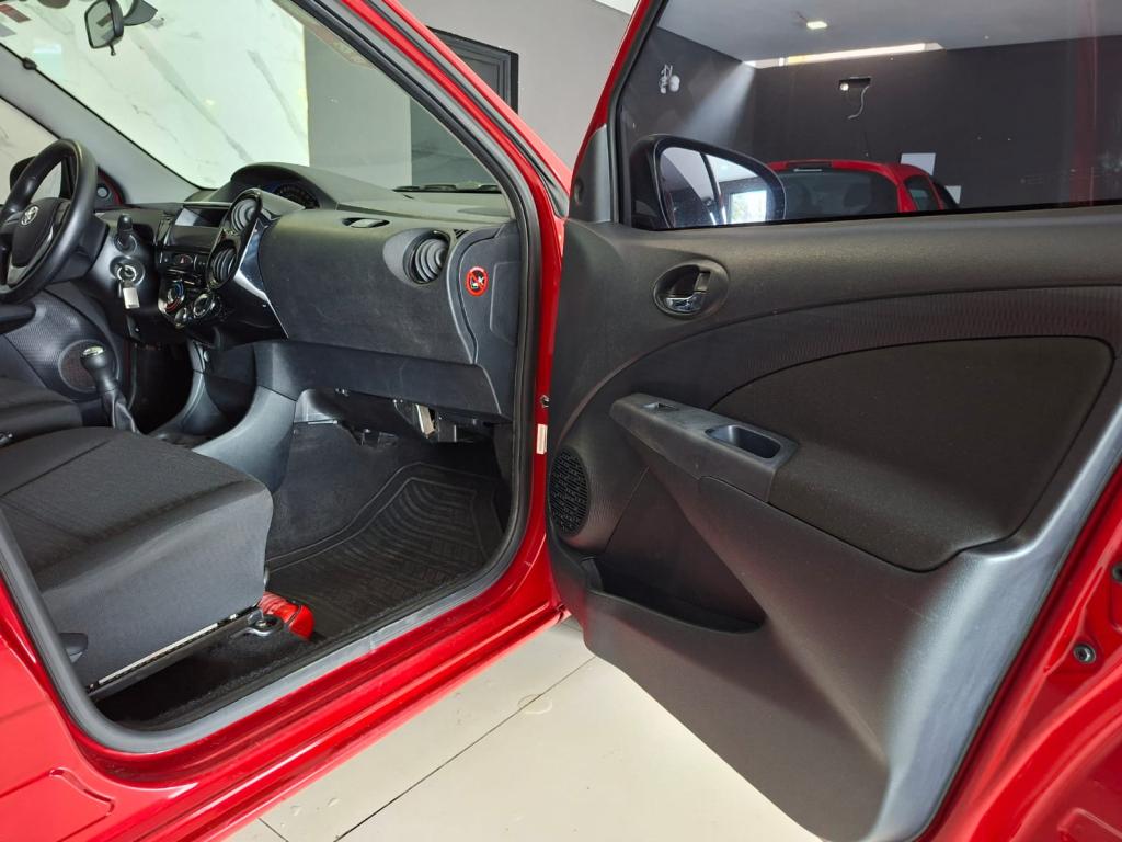 TOYOTA Etios Hatch - Foto