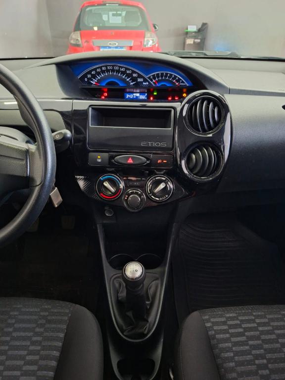 TOYOTA Etios Hatch - Foto
