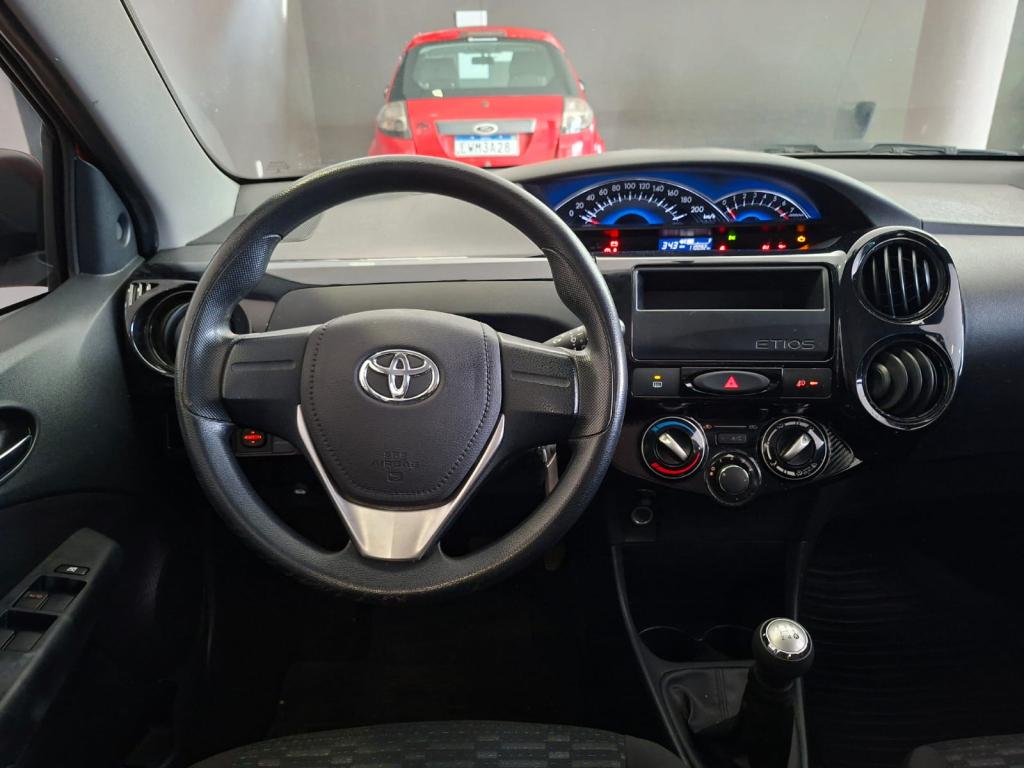 TOYOTA Etios Hatch - Foto