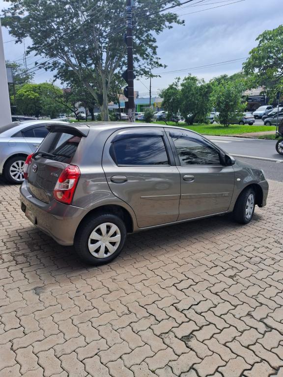 TOYOTA Etios Hatch - Foto