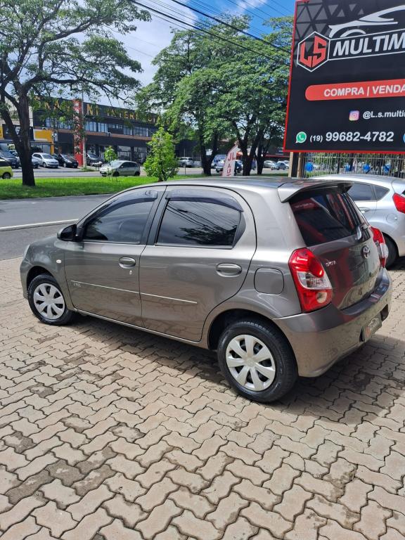 TOYOTA Etios Hatch - Foto