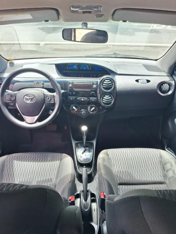 TOYOTA Etios Hatch - Foto