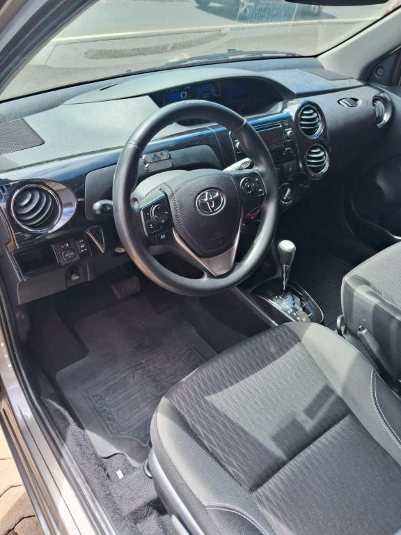 TOYOTA Etios Hatch - Foto