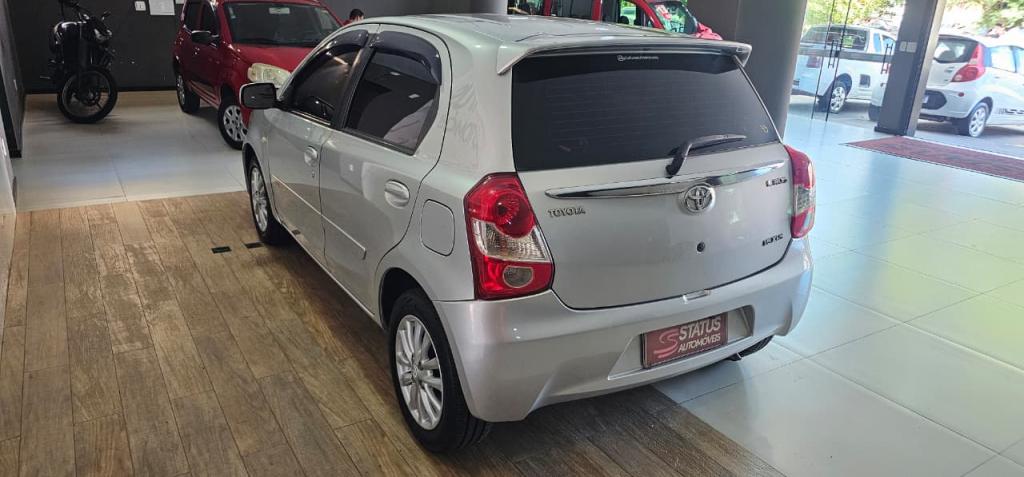 TOYOTA Etios Hatch - Foto