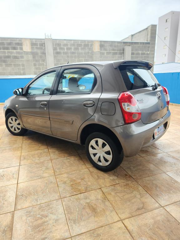 TOYOTA Etios Hatch - Foto