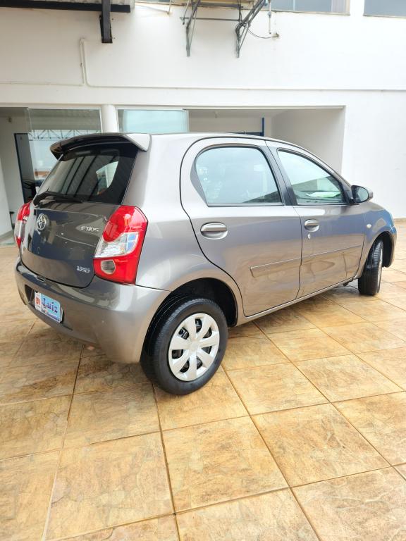 TOYOTA Etios Hatch - Foto