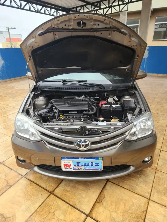 TOYOTA Etios Hatch - Foto