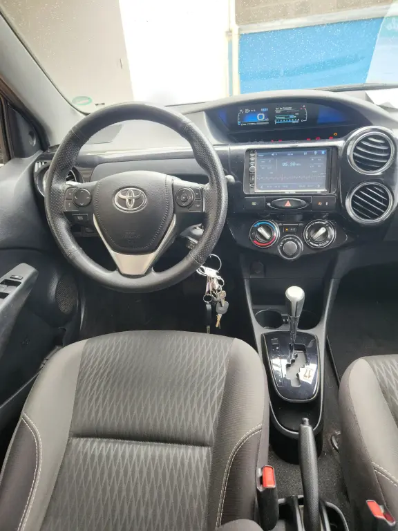 TOYOTA Etios Hatch - Foto