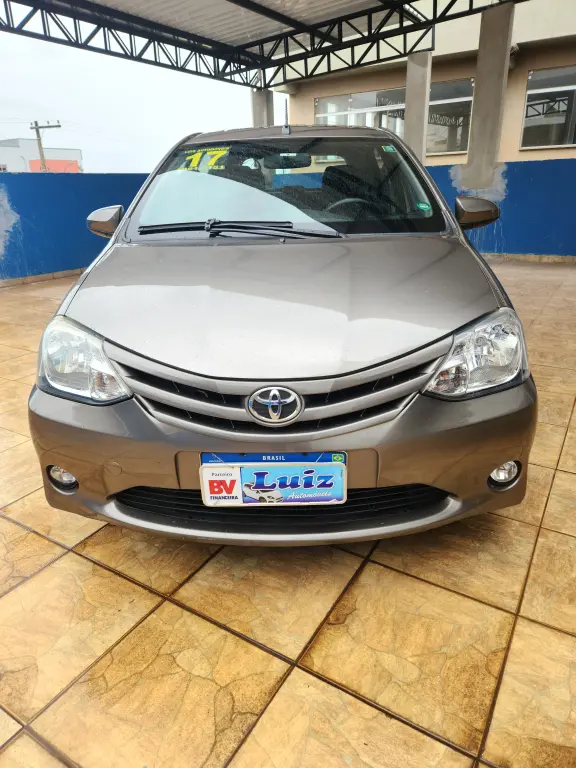 TOYOTA Etios Hatch - Foto
