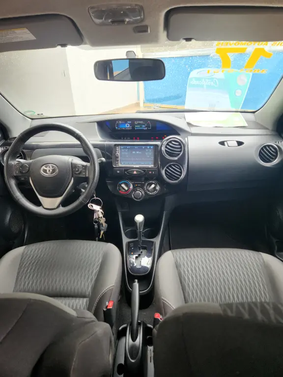 TOYOTA Etios Hatch - Foto