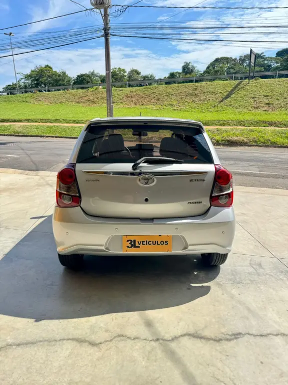 TOYOTA Etios Hatch - Foto