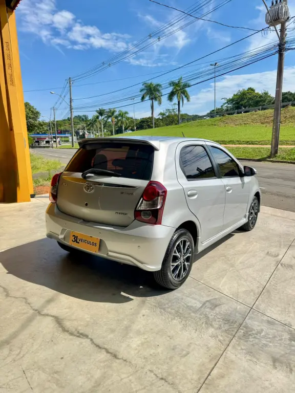 TOYOTA Etios Hatch - Foto