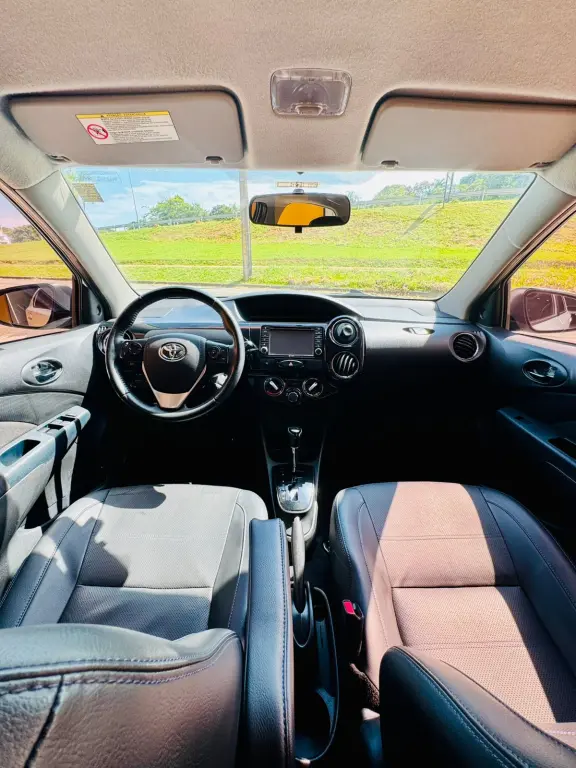 TOYOTA Etios Hatch - Foto