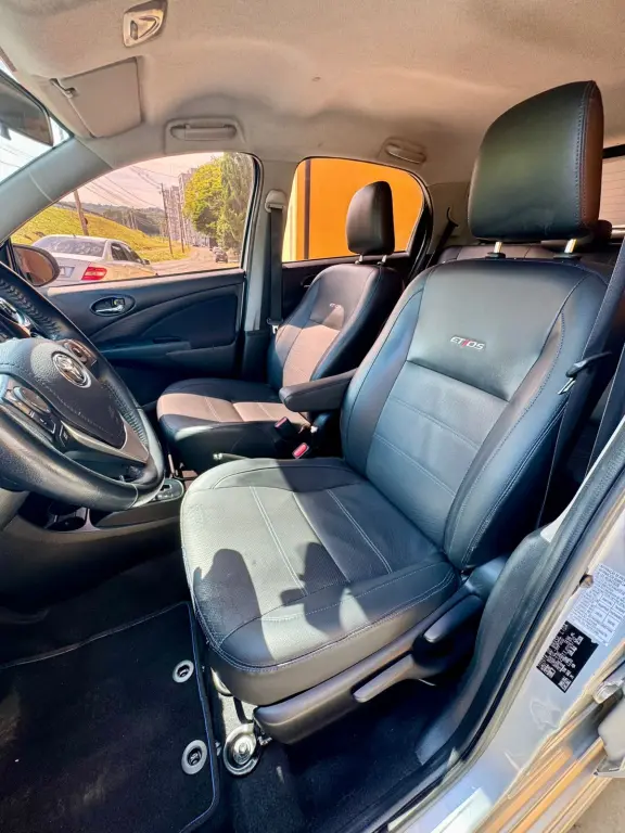 TOYOTA Etios Hatch - Foto