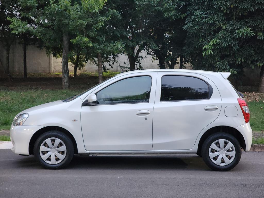 TOYOTA Etios Hatch - Foto