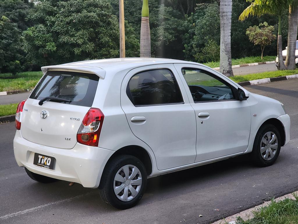 TOYOTA Etios Hatch - Foto