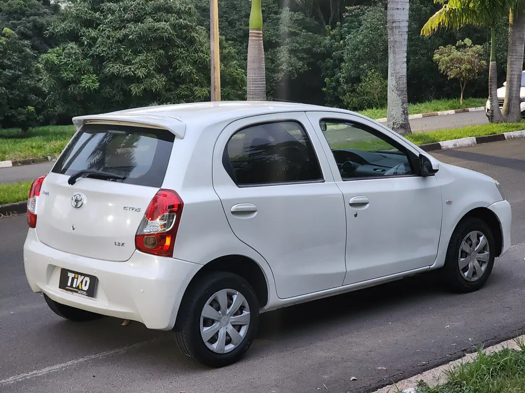 TOYOTA Etios Hatch - Foto