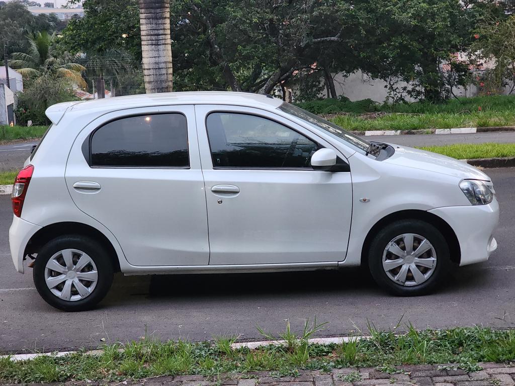 TOYOTA Etios Hatch - Foto