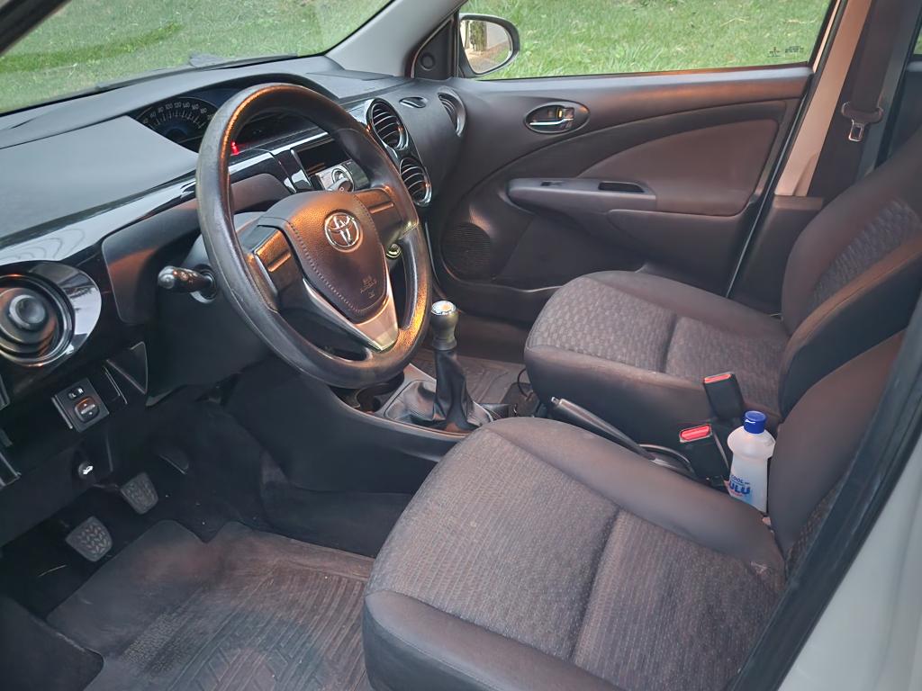 TOYOTA Etios Hatch - Foto