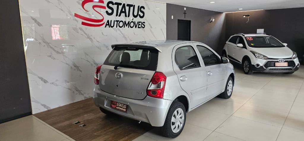 TOYOTA Etios Hatch - Foto