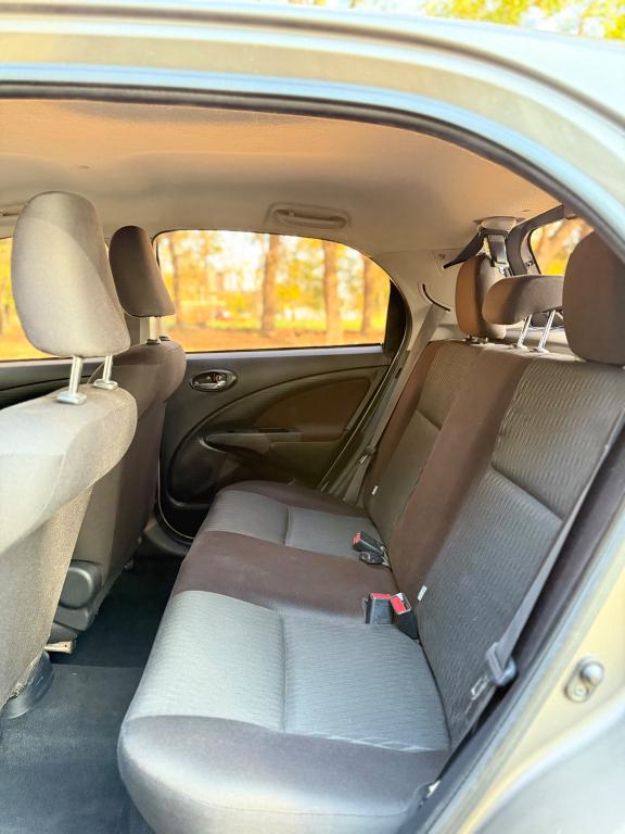 TOYOTA Etios Hatch - Foto