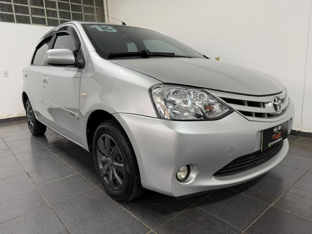 TOYOTA Etios Hatch - Foto