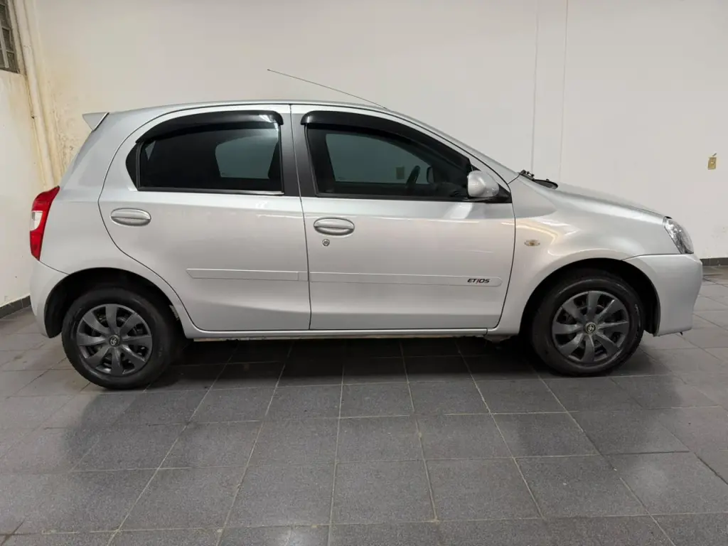 TOYOTA Etios Hatch - Foto