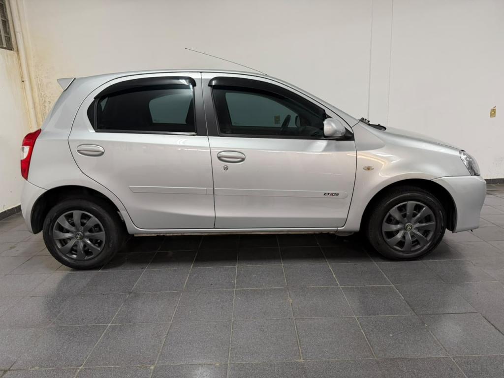 TOYOTA Etios Hatch - Foto