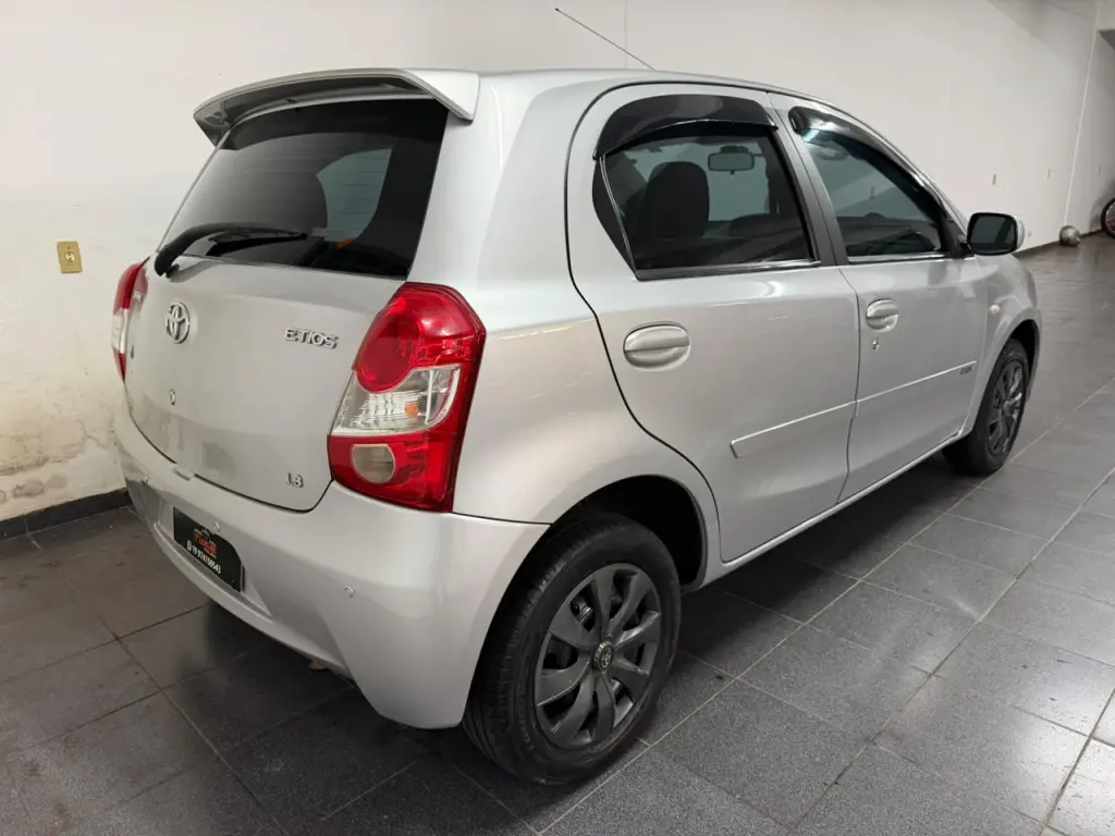TOYOTA Etios Hatch - Foto