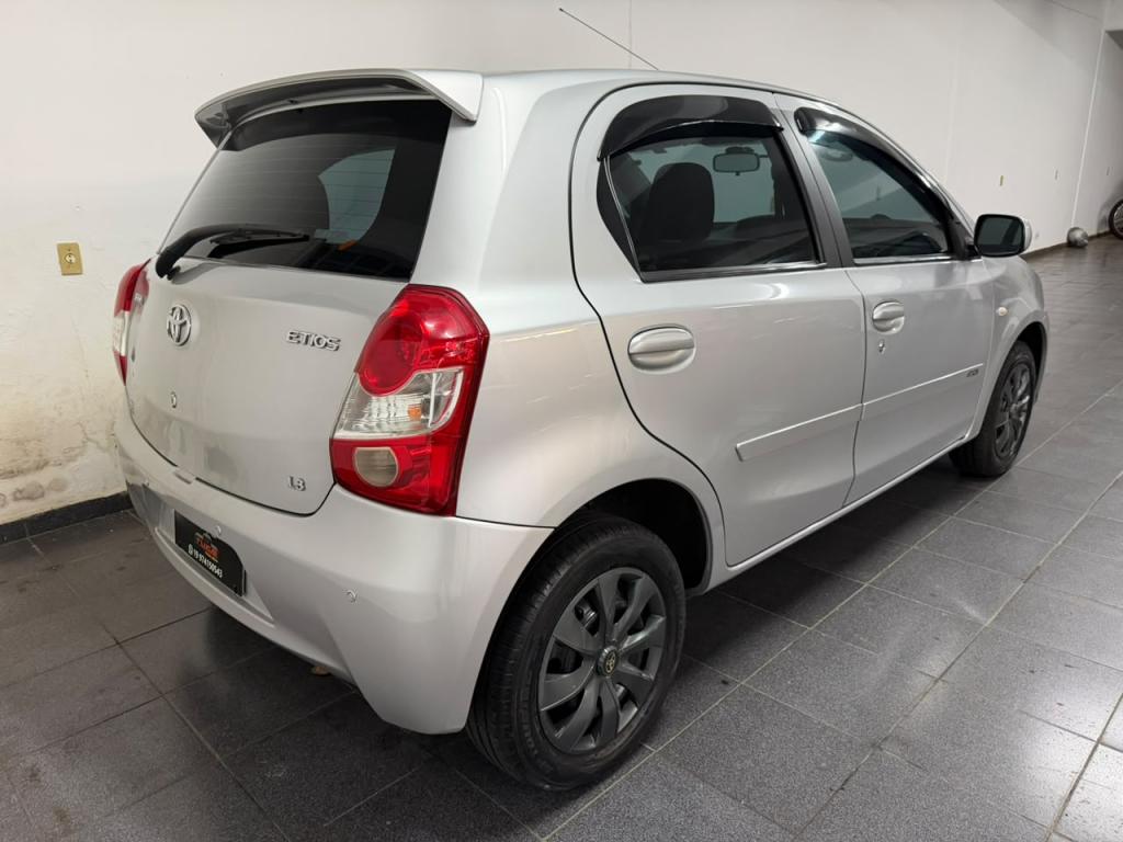 TOYOTA Etios Hatch - Foto