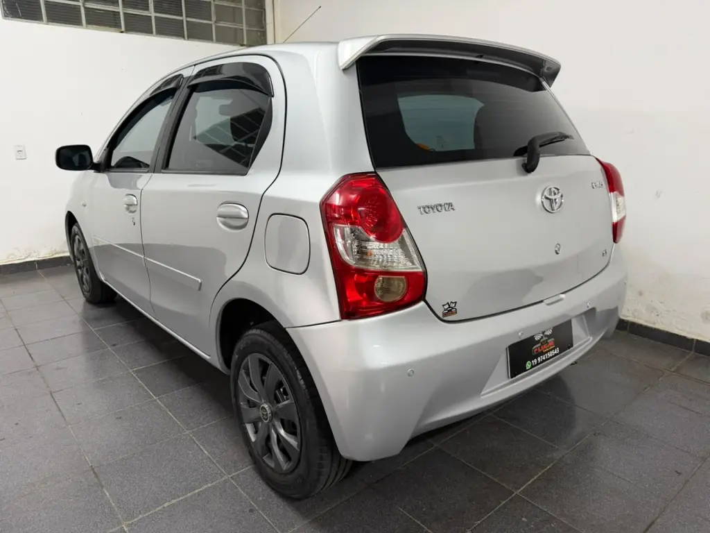 TOYOTA Etios Hatch - Foto