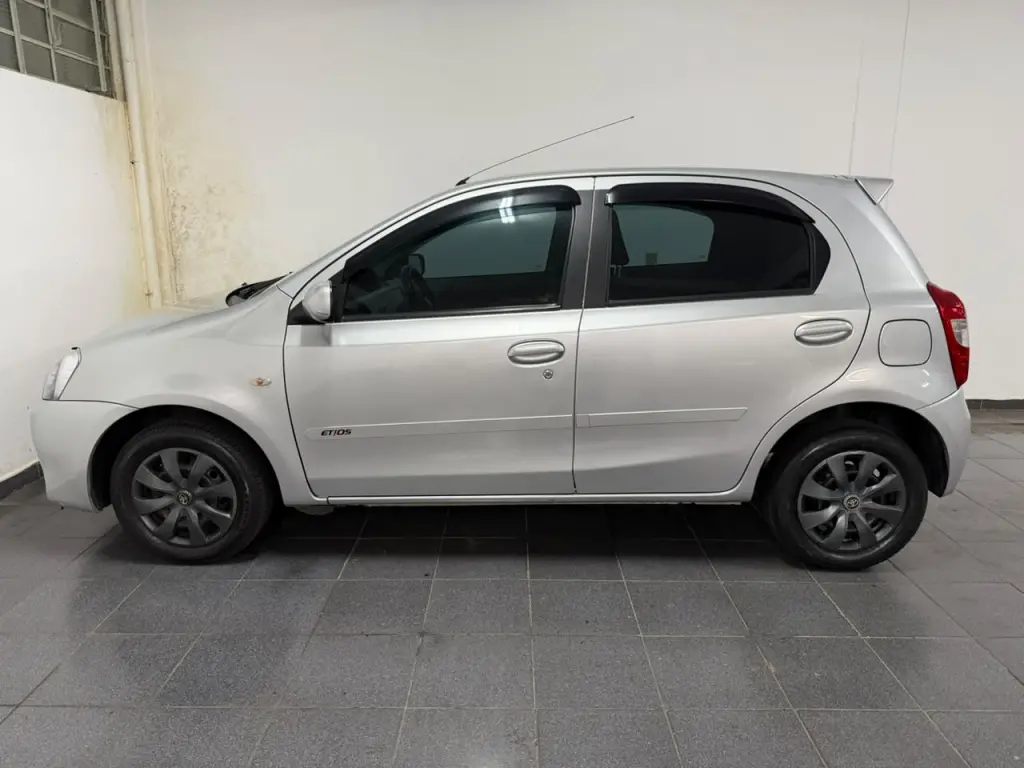 TOYOTA Etios Hatch - Foto