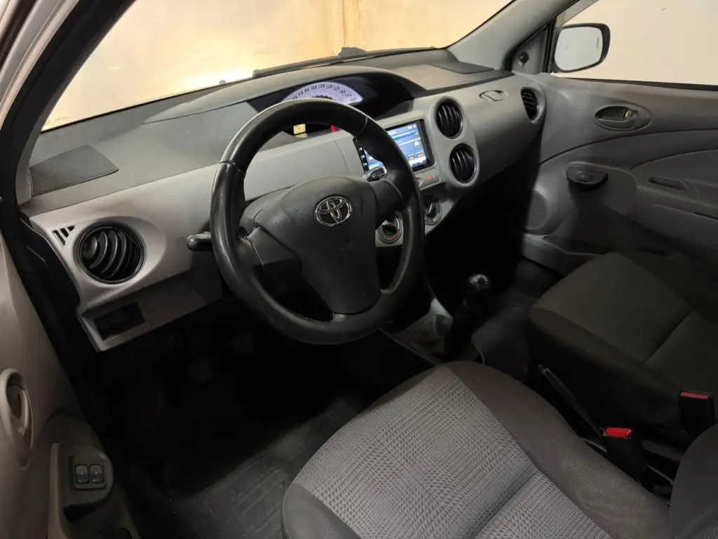 TOYOTA Etios Hatch - Foto