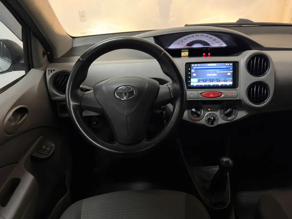 TOYOTA Etios Hatch - Foto