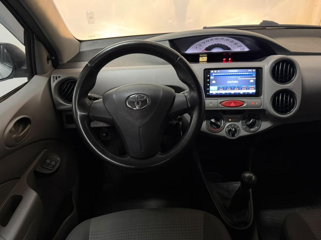 TOYOTA Etios Hatch - Foto