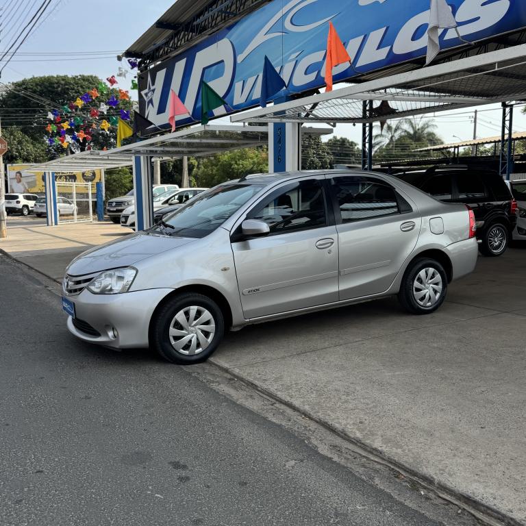 TOYOTA Etios Sedan - Foto