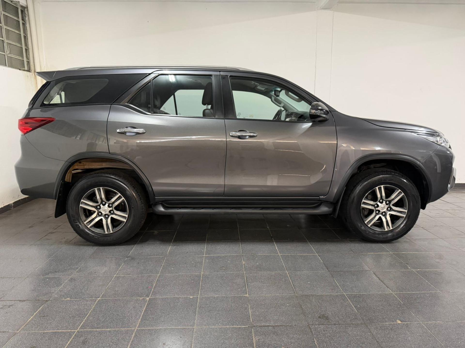 TOYOTA Hilux SW4 - Foto