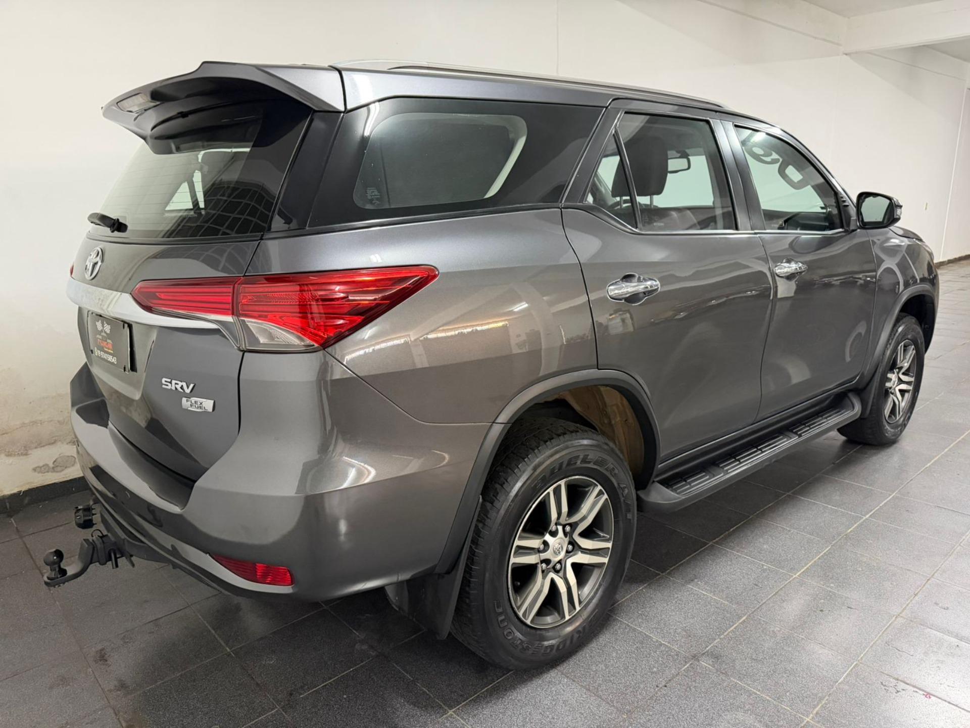 TOYOTA Hilux SW4 - Foto