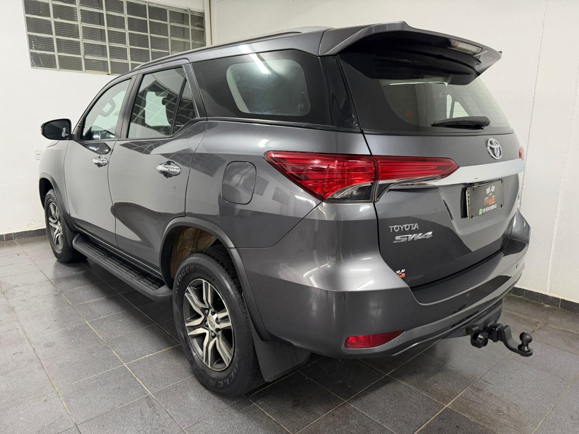 TOYOTA Hilux SW4 - Foto