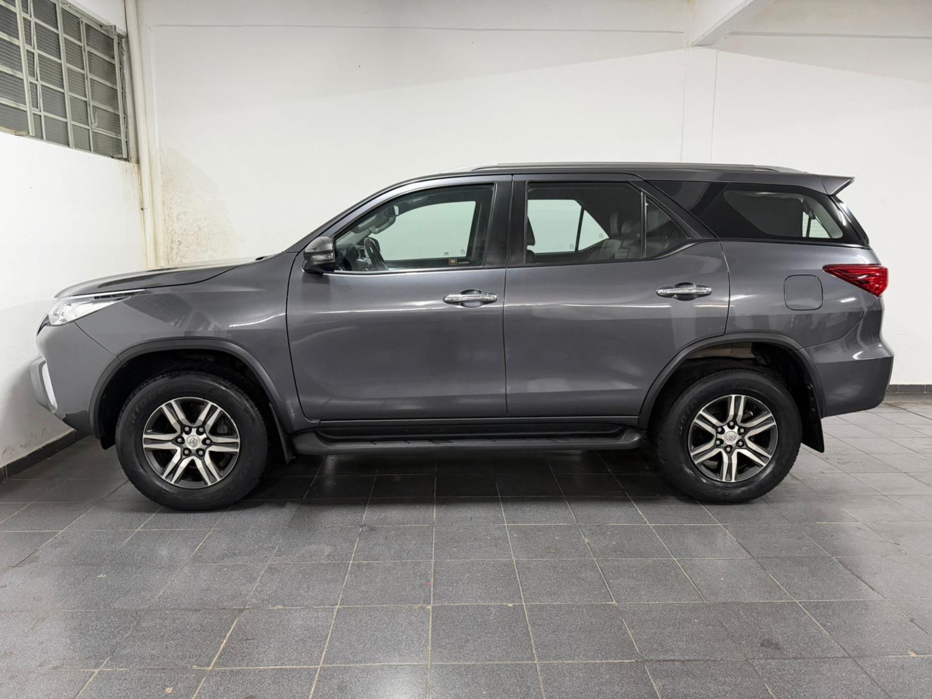 TOYOTA Hilux SW4 - Foto