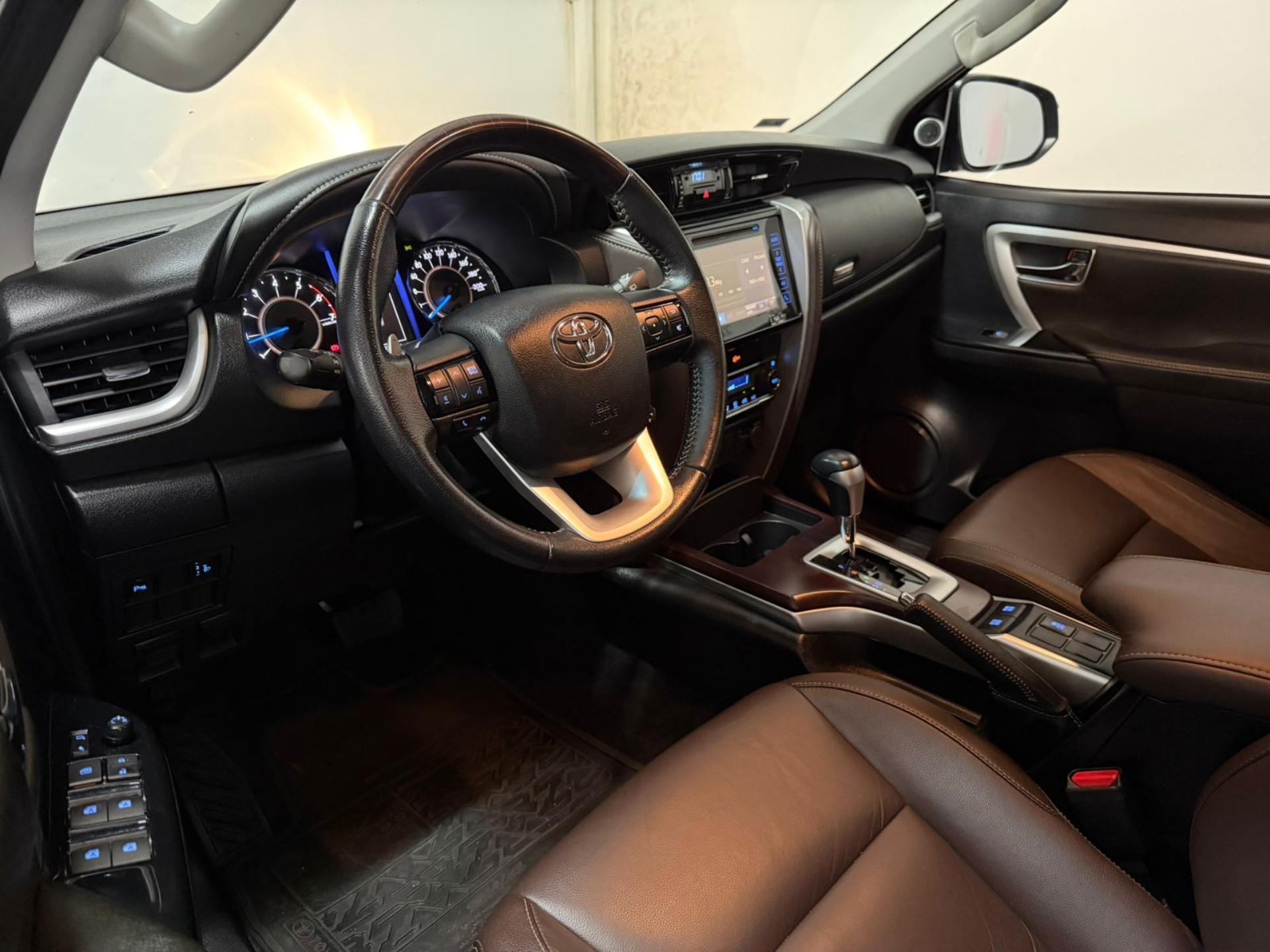 TOYOTA Hilux SW4 - Foto