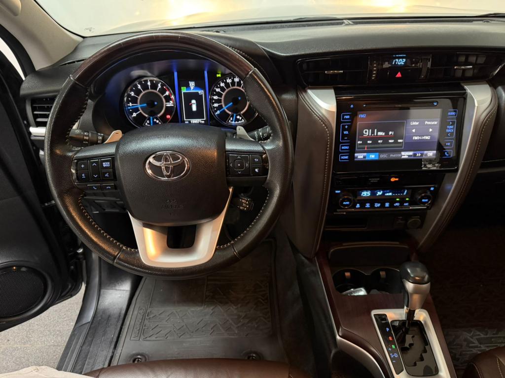 TOYOTA Hilux SW4 - Foto