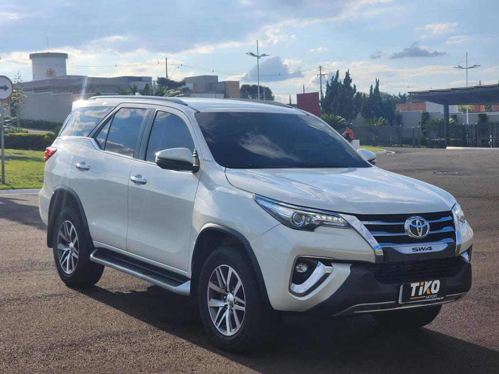 TOYOTA Hilux SW4