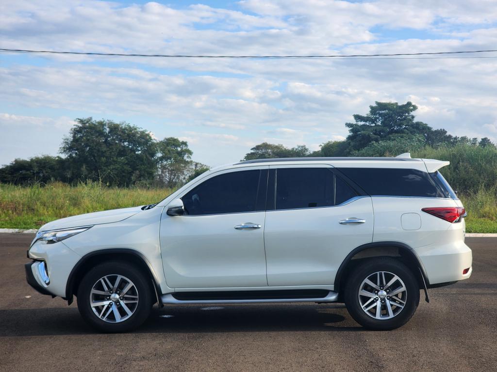 TOYOTA Hilux SW4 - Foto