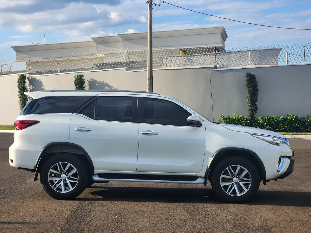 TOYOTA Hilux SW4 - Foto