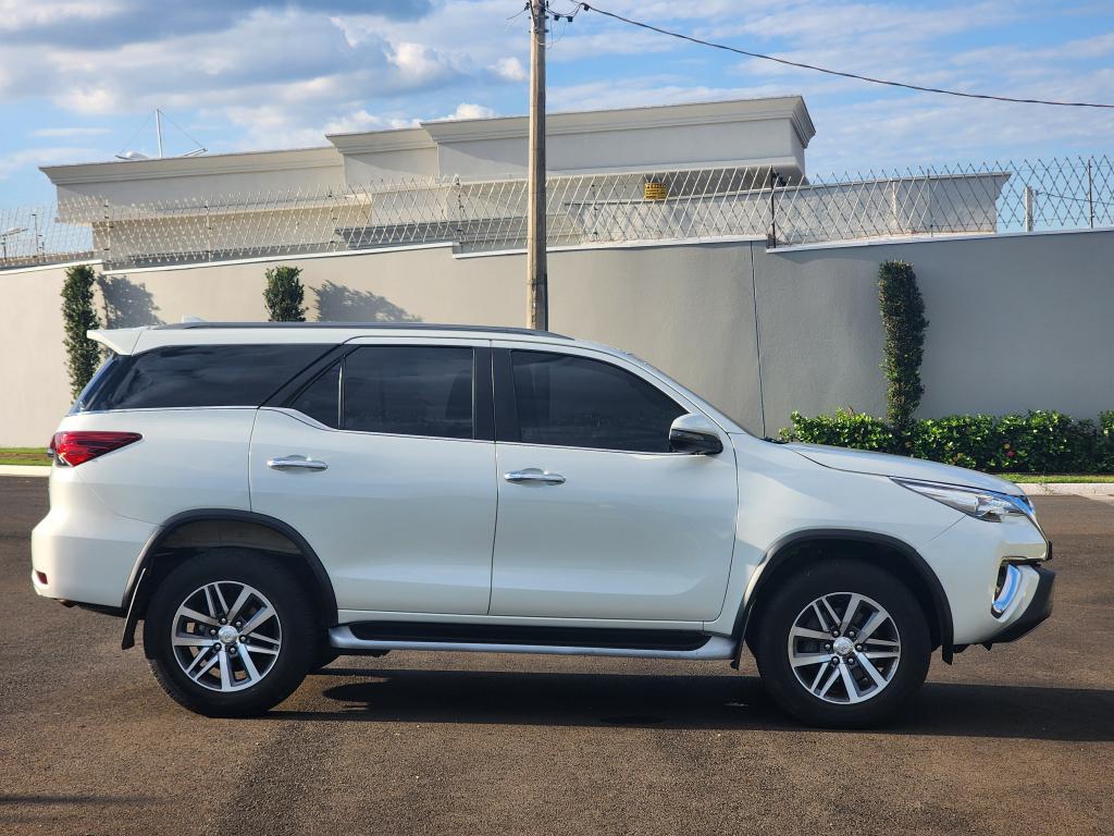 TOYOTA Hilux SW4 - Foto