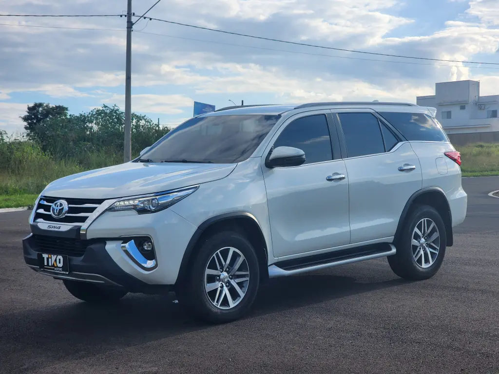 TOYOTA Hilux SW4 - Foto