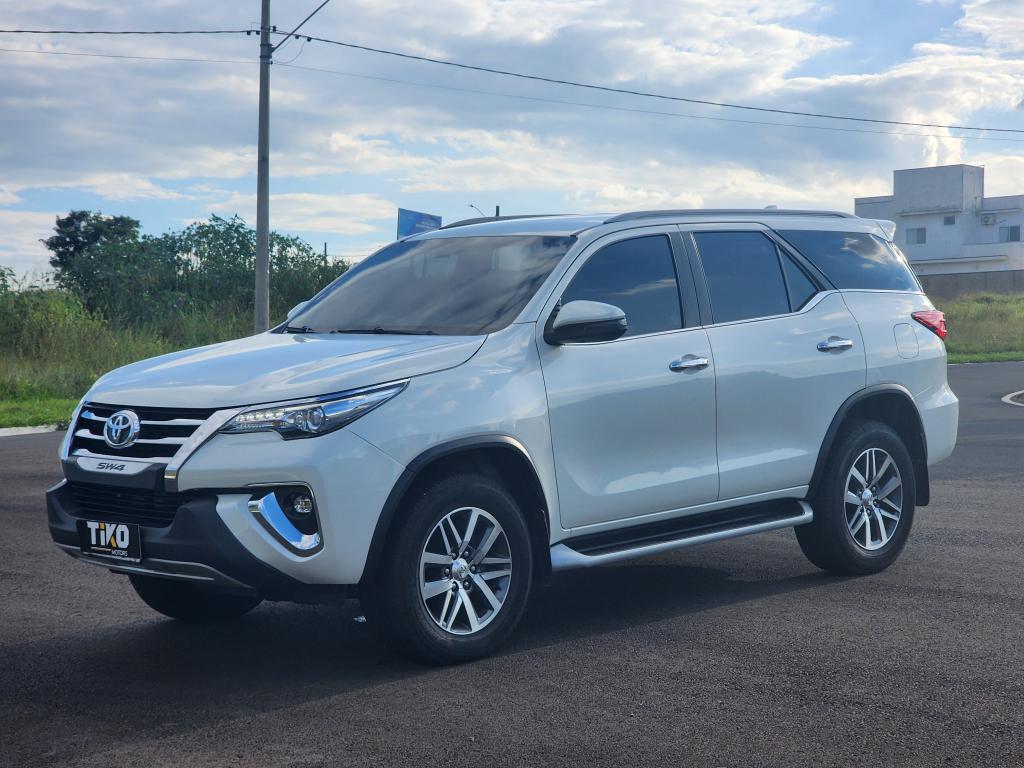 TOYOTA Hilux SW4 - Foto