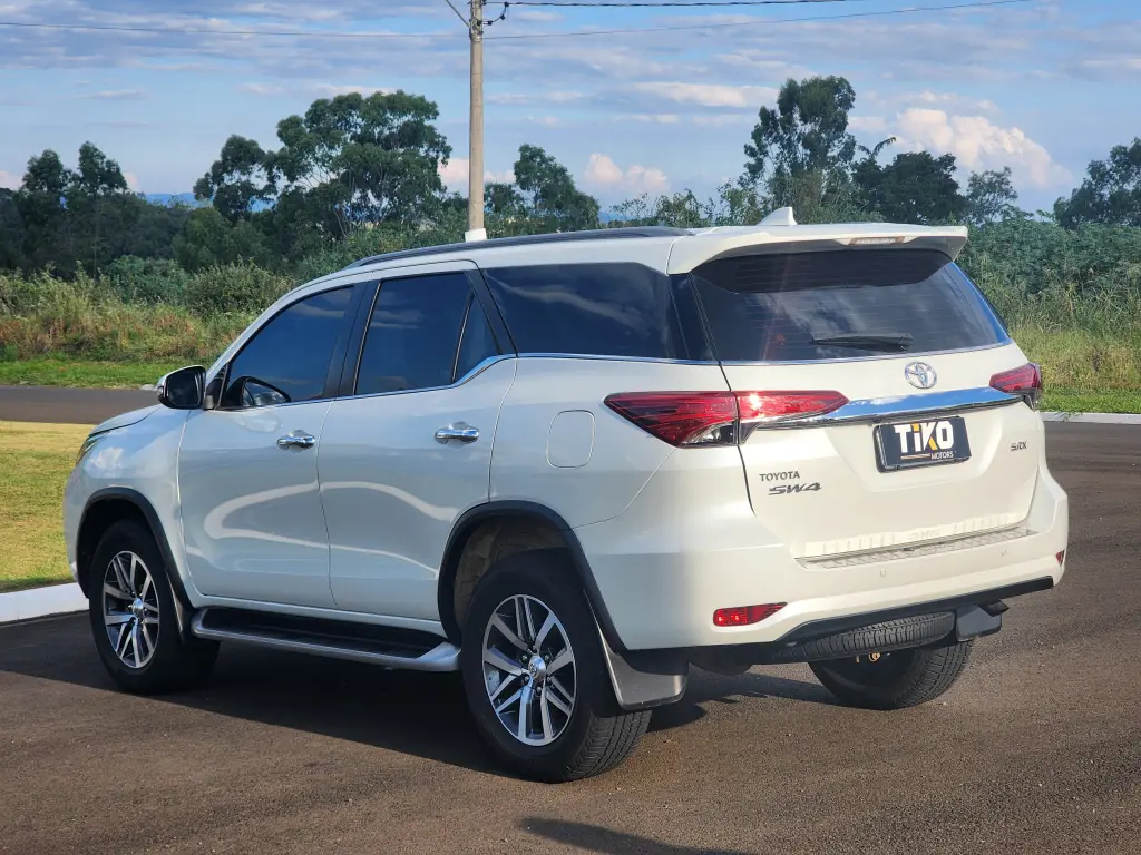 TOYOTA Hilux SW4 - Foto