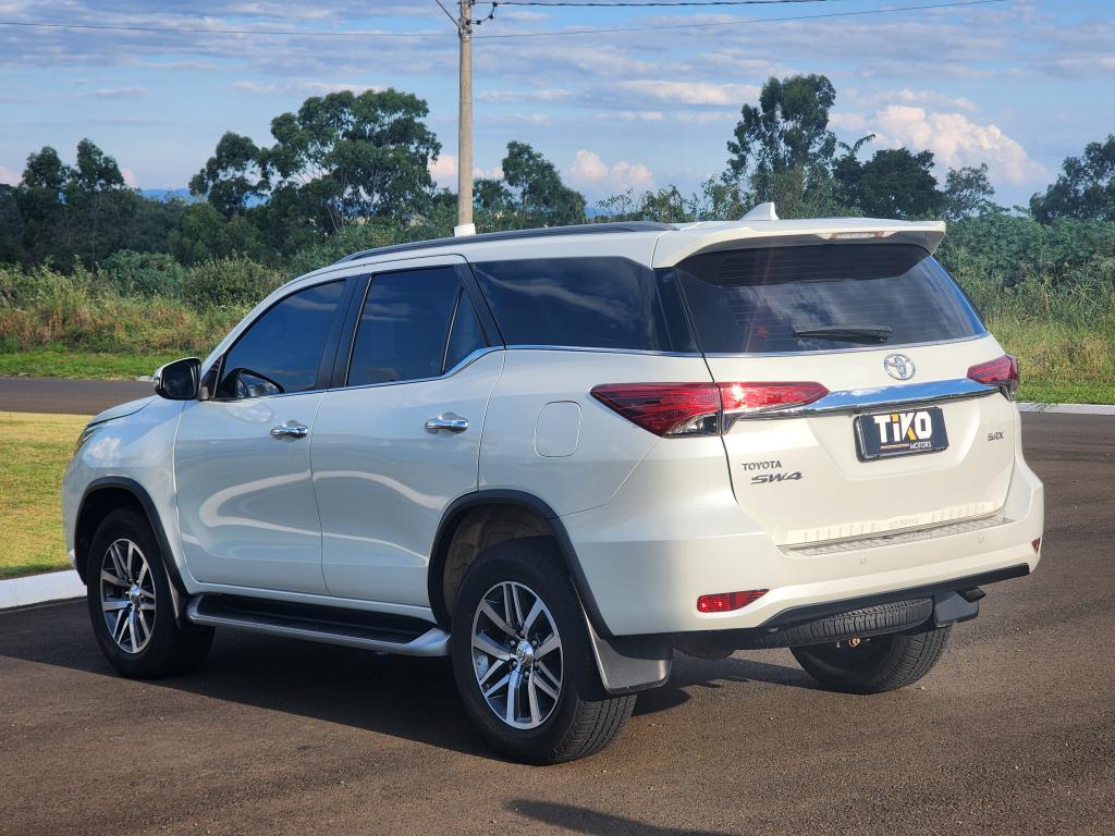 TOYOTA Hilux SW4 - Foto